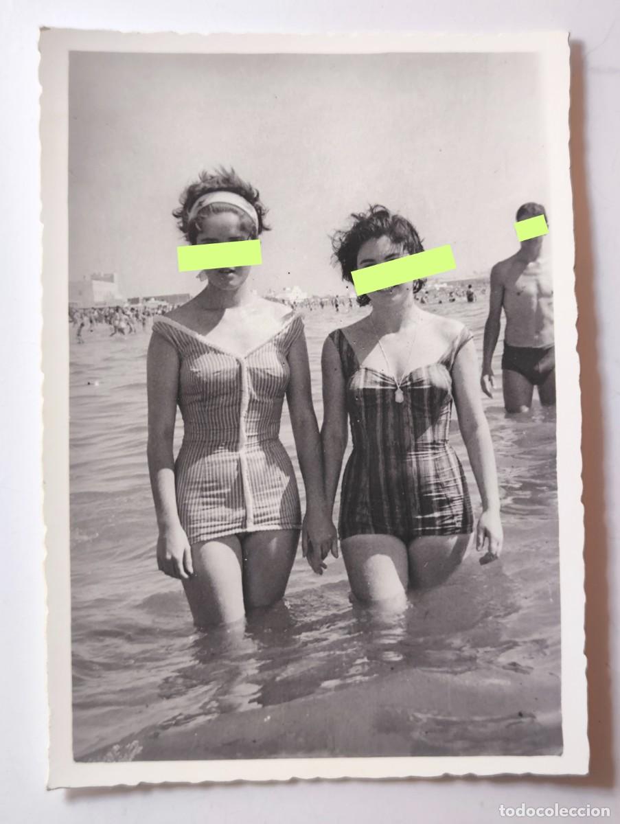 Fotografia antica: Antigua fotograf&iacute;a. Chica en ba&ntilde;ador. A&ntilde;os 50/60