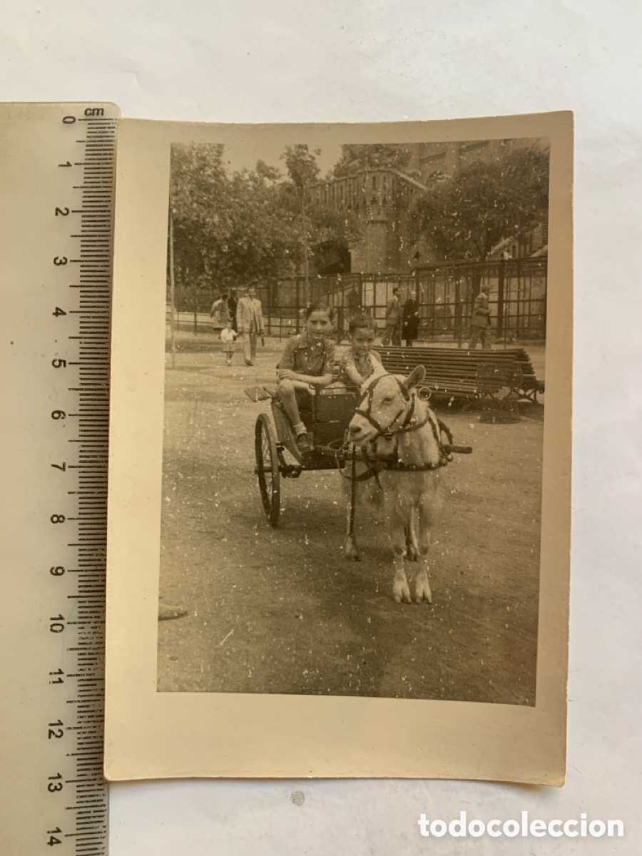Fotograf&iacute;a antigua: FOTO. JOSE Y JUAN, DOS HNOS. CON SU BERLINA TITADA POR SU PLATERO. FOT?. 13 JUNIO 1948.