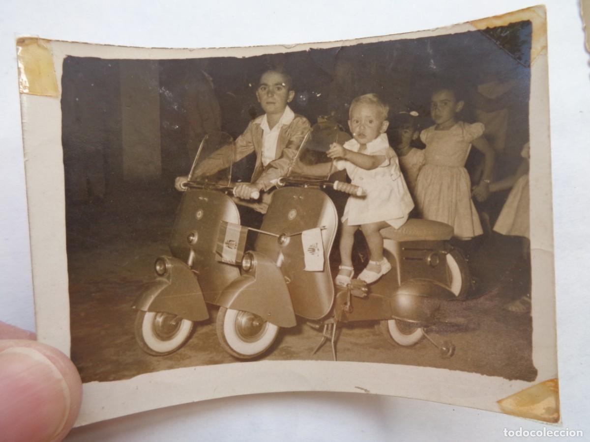 Fotograf&iacute;a antigua: MINUTERO DE FOTOGRAFO DE FERIA : NI&Ntilde;OS EN MOTOS VESPA DEL TIOVIVO
