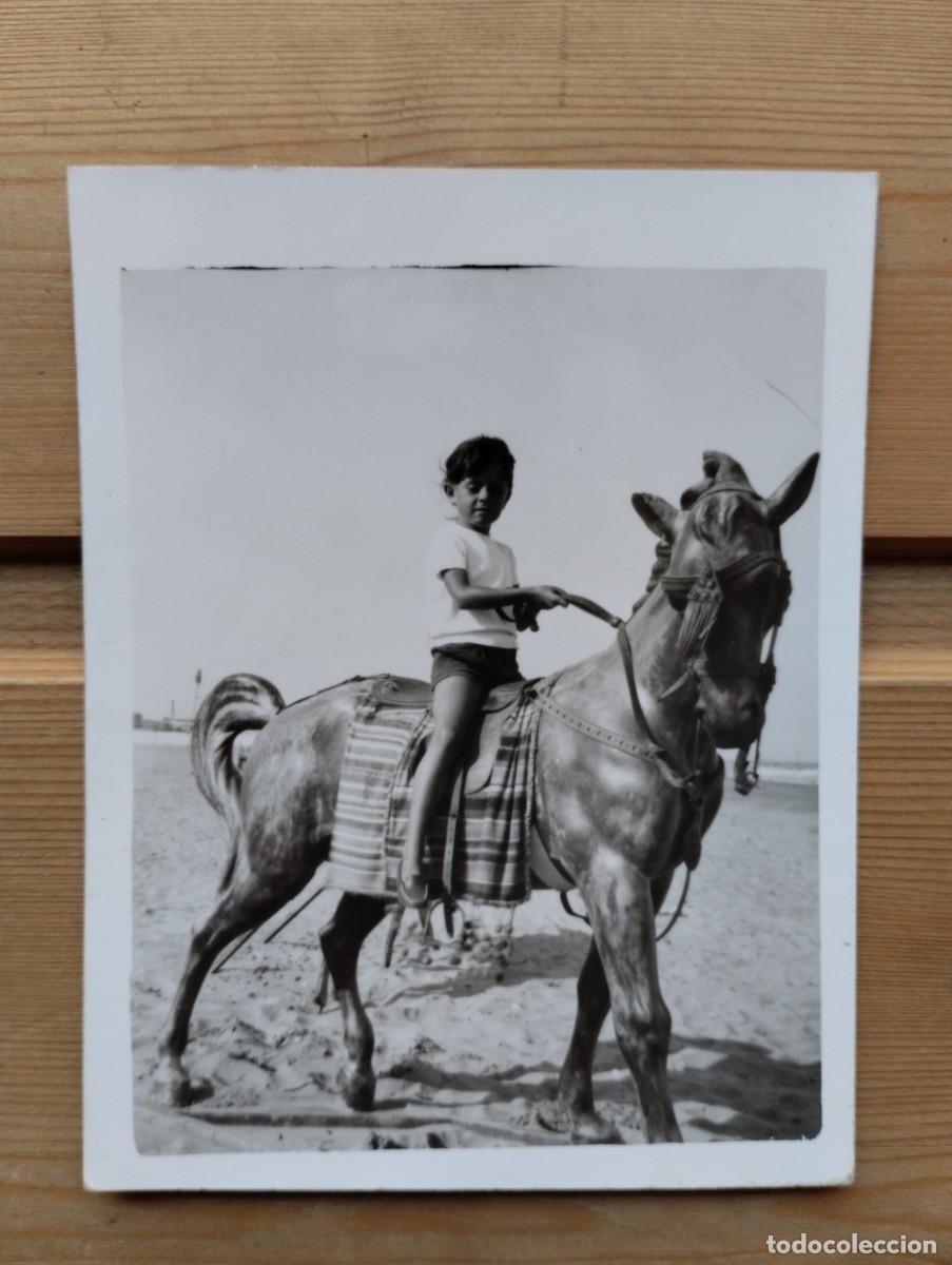 Antique Photography: Fotograf&iacute;a antigua de una ni&ntilde;a sobre un caballo de atrezo en la playa