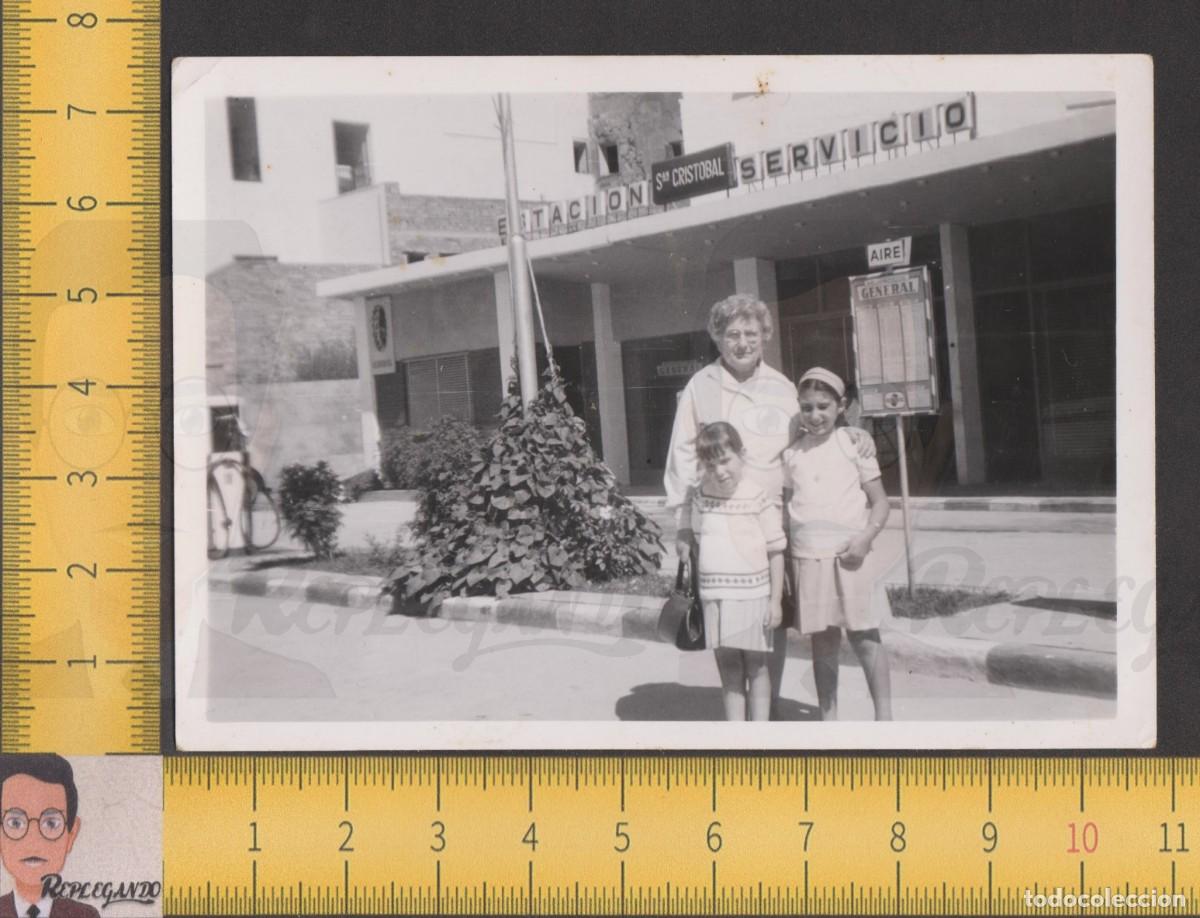 Fotograf&iacute;a antigua: MUJER NI&Ntilde;OS EN ESTACI&Oacute;N SERVICIO SAN CRISTOBAL GASOLINERA NEUMATICOS GENERAL - FOTO ANTIGUA A&Ntilde;OS 60