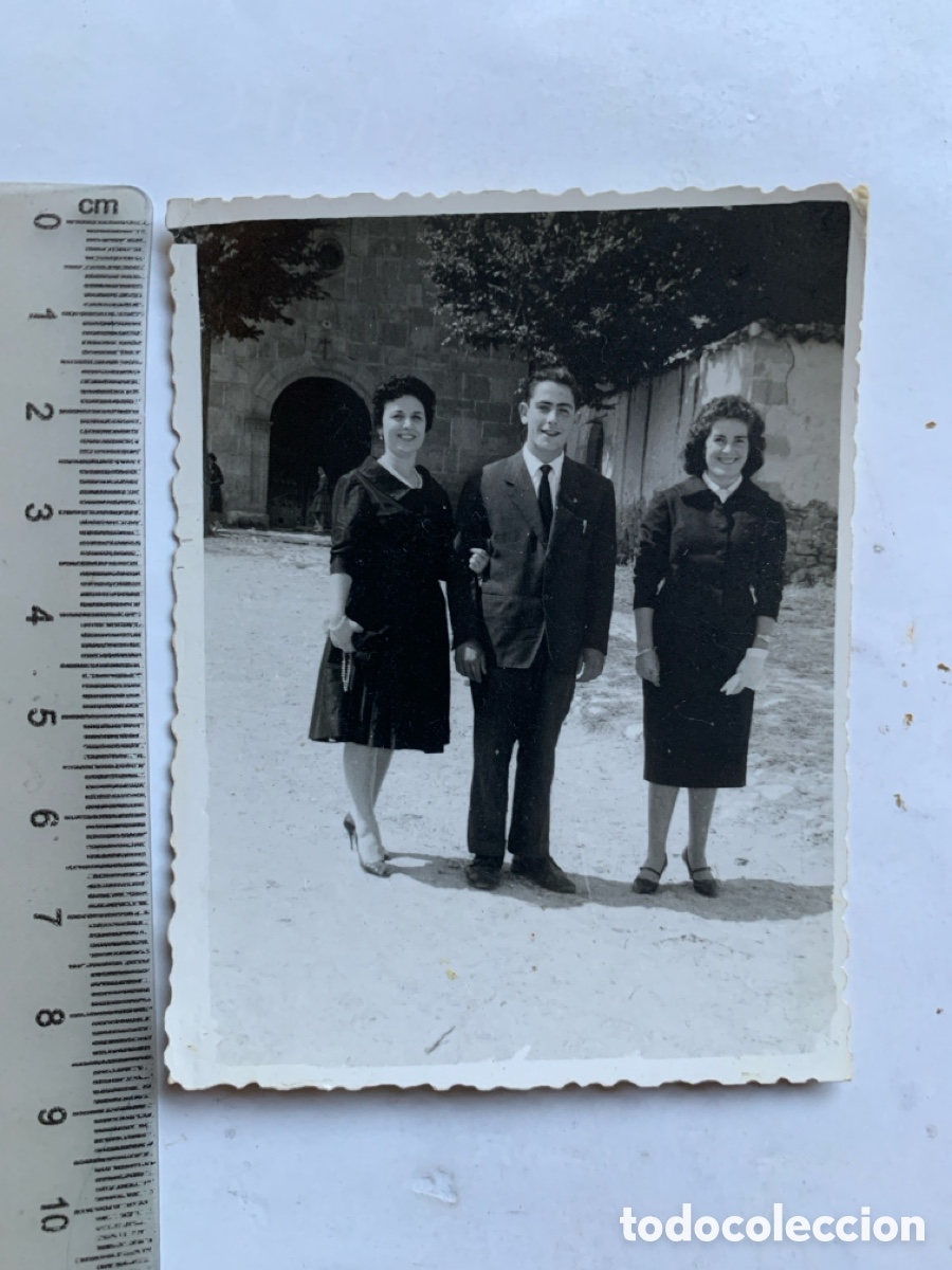 Alte Fotografie: FOTO. MILMARCOS. GUADALAJARA. DE PASEO A LA SALIDA DE LA IGLESIA. FOT&Oacute;GRAFO?. 15 SEPT. 1959.