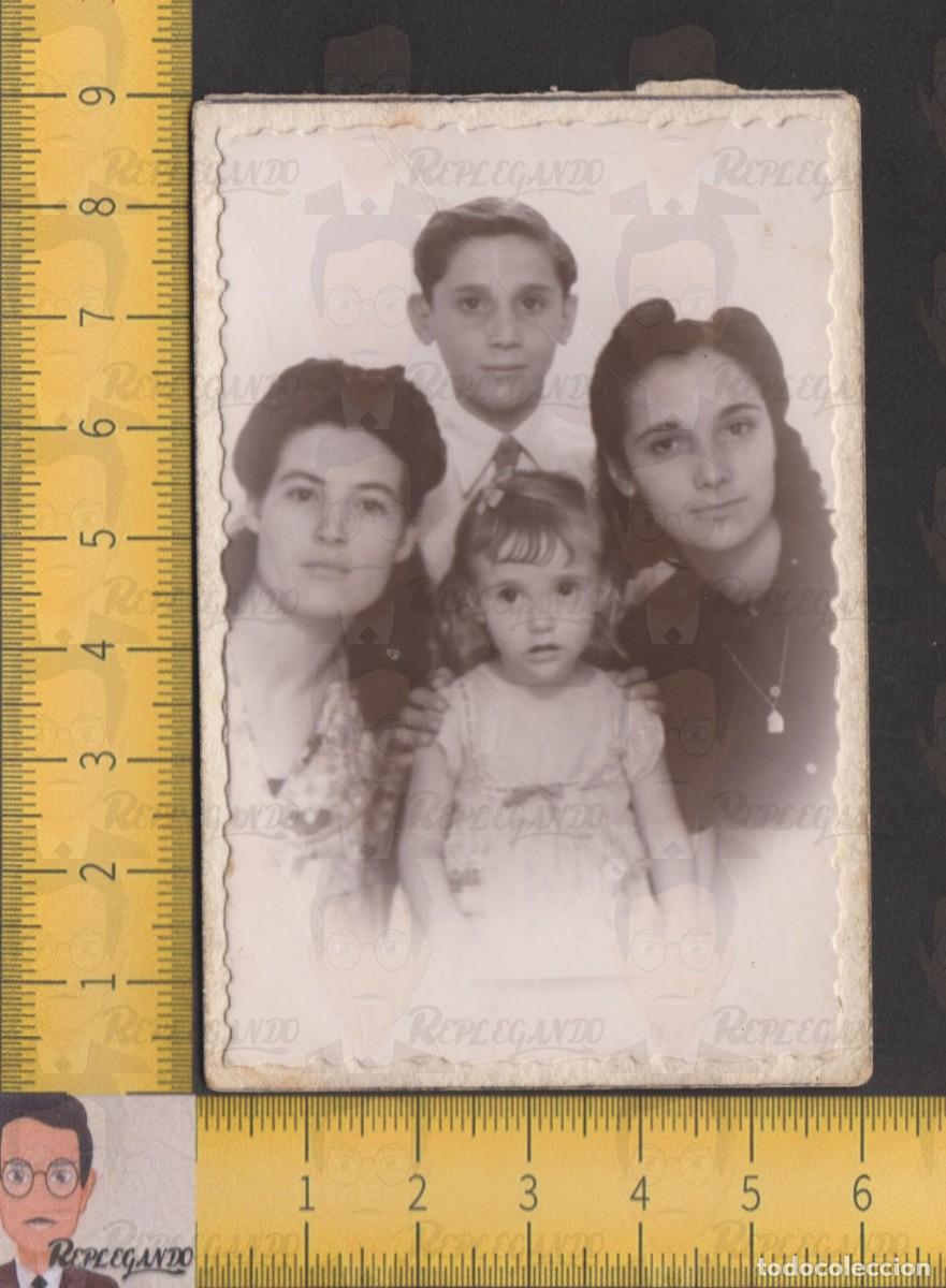 Fotograf&iacute;a antigua: RETRATO CUATRO HERMANOS - TRES NI&Ntilde;AS Y UN NI&Ntilde;O POSANDO - FOTO ANTIGUA A&Ntilde;OS 50/60 ESPA&Ntilde;A
