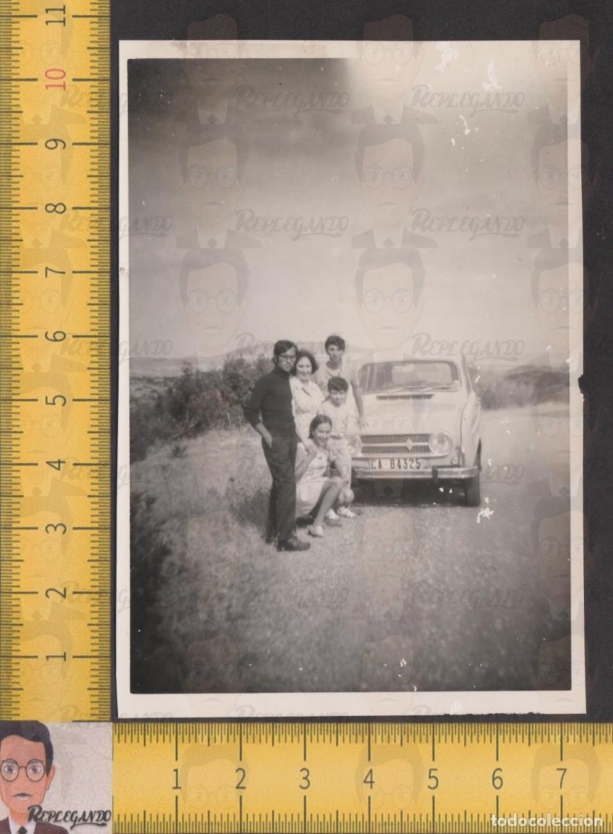 Fotograf&iacute;a antigua: FAMILIA POSA CON SU RENAULT 4 / 4 LATAS MATRICULA C&Aacute;DIZ / COCHE CL&Aacute;SICO / FOTO ANTIGUA A&Ntilde;OS 60