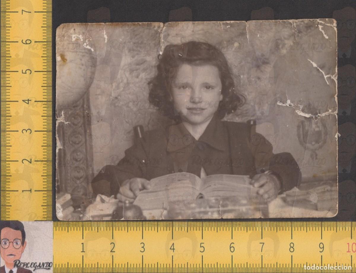 Photographie ancienne: NI&Ntilde;A SONRISA PUPITRE MAPAMUNDI LIBRO - FOTO ANTIGUA ESCUELA A&Ntilde;OS 40 - COLEGIO ESPA&Ntilde;A