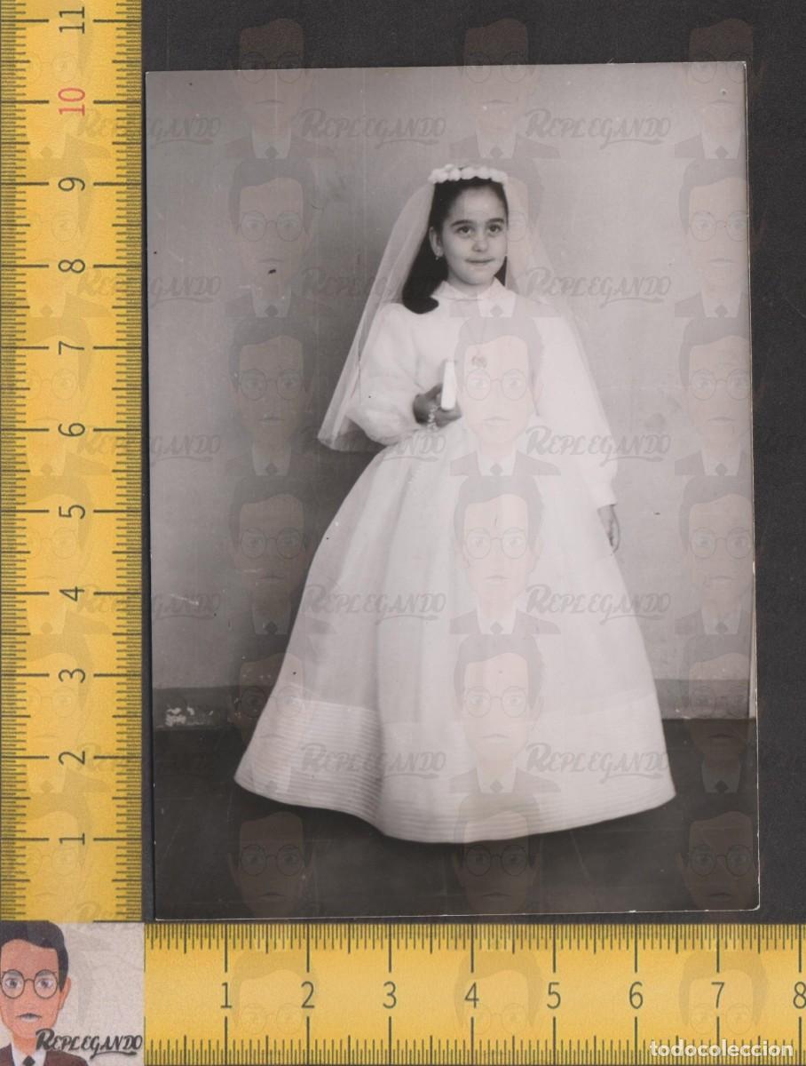 Fotograf&iacute;a antigua: NI&Ntilde;A VESTIDA PRIMERA COMUNI&Oacute;N VELO MISAL - FOTO ANTIGUA BLANCO NEGRO A&Ntilde;OS 60 - ESPA&Ntilde;A INFANCIA