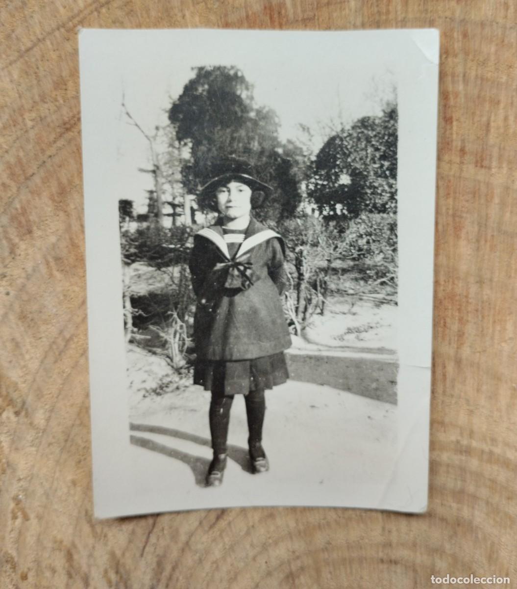Alte Fotografie: Fotograf&iacute;a antigua de una ni&ntilde;a posando en la calle con gorro