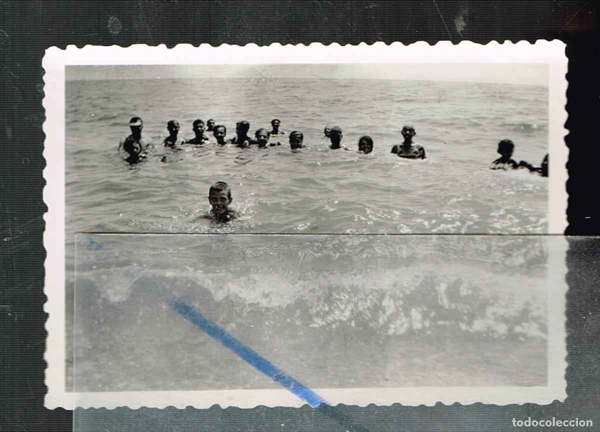 Fotograf&iacute;a antigua: 50/60&acute;s ca. COSTA BRAVA? B/N (16 1/2 ba&ntilde;istas) CON EL AGUA HASTA EL CUELLO...