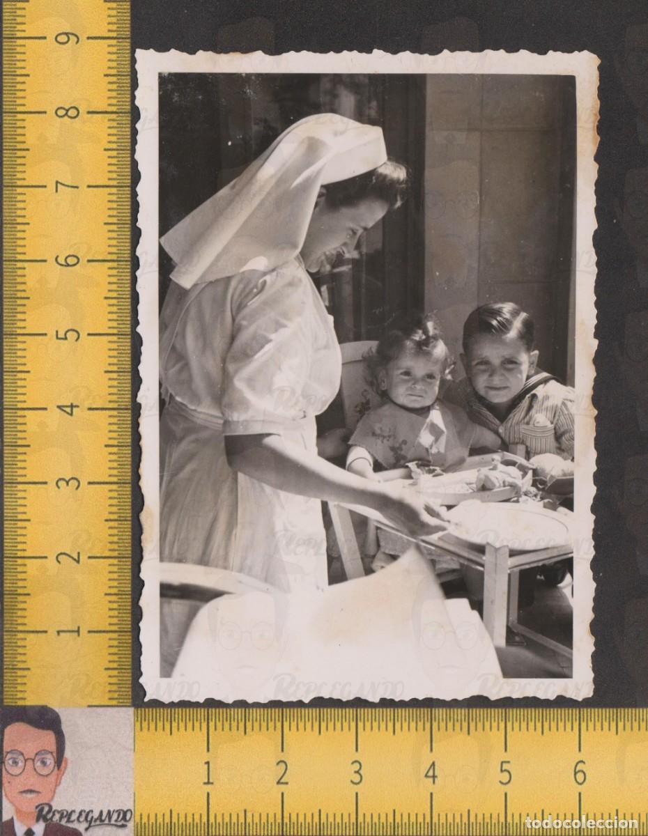 Fotograf&iacute;a antigua: AMA DE CRIA D&Aacute;NDOLE DE COMER A NI&Ntilde;A Y NI&Ntilde;O - SIRVIENTA - FOTO ANTIGUA A&Ntilde;OS 40 - INFANCIA ESPA&Ntilde;A