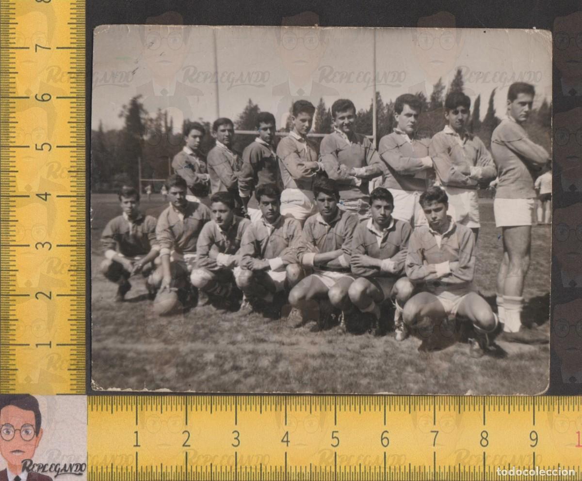 Fotografia antiga: UNI&Oacute; ESPORTIVA SANTBOIANA: EQUIPO DE RUGBY SANT BOI DE LLOBREGAT / FOTO ANTIGUA A&Ntilde;OS 50/60