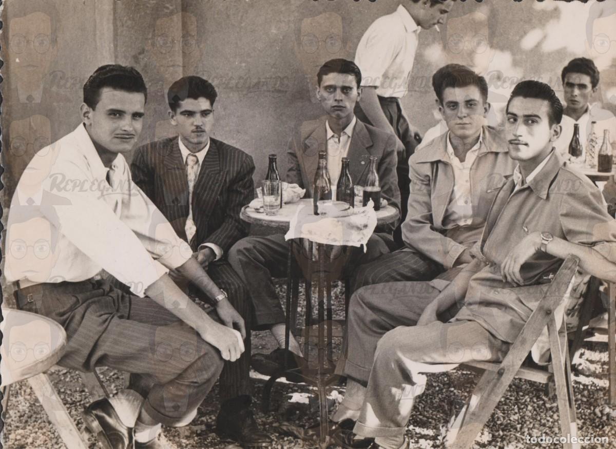 grupo de guapos chicos jóvenes en terraza bar - - Acquista Fotografie  fotomeccaniche antiche su todocoleccion