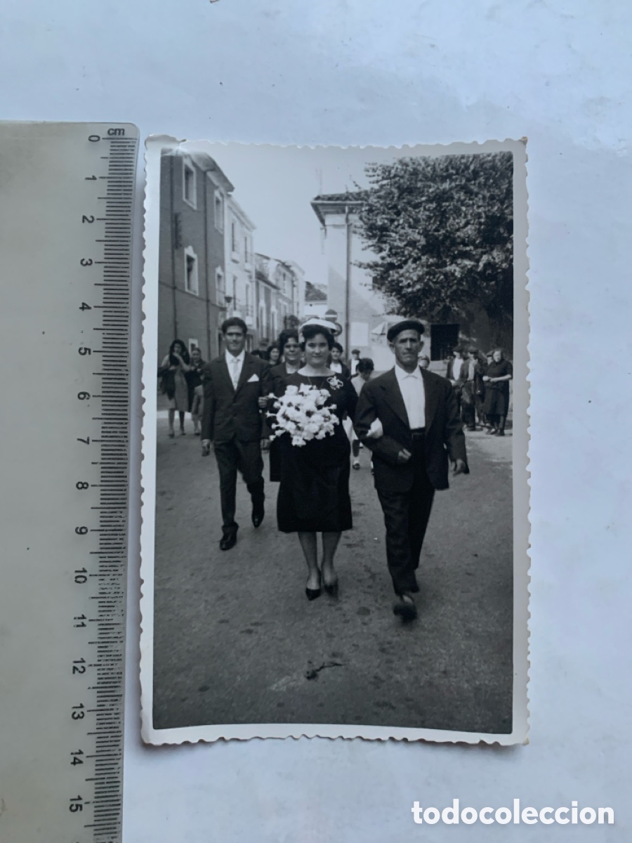 Fotograf&iacute;a antigua: FOTO. CAMINO DEL ALTAR. LOS NOVIOS Y SUS RESPECTIVOS PADRINOS. FOT&Oacute;GRAFO?.
