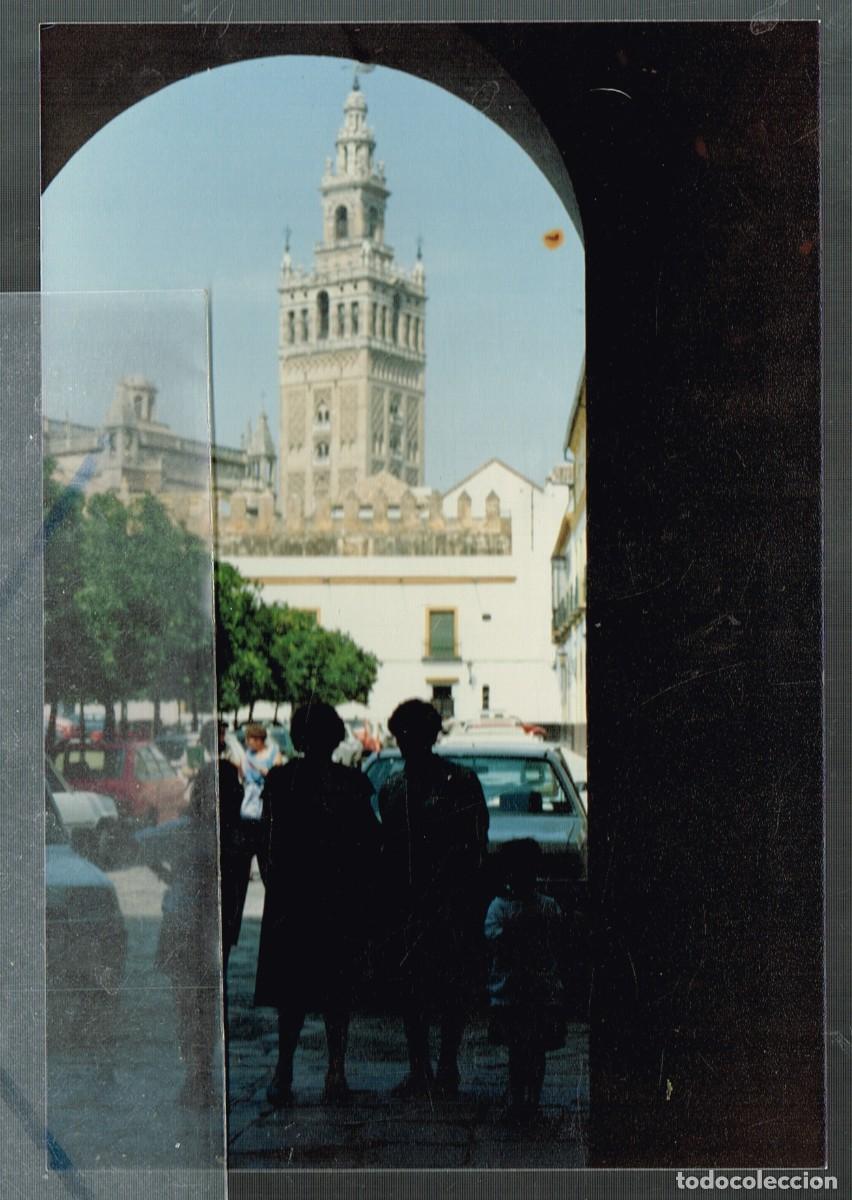 Fotograf&iacute;a antigua: 70/80&acute;s ca. FOTO COLOR LA GIRALDA DE SEVILLA Y GRUPO FAMILIAR A OSCURAS - bonito encuadre