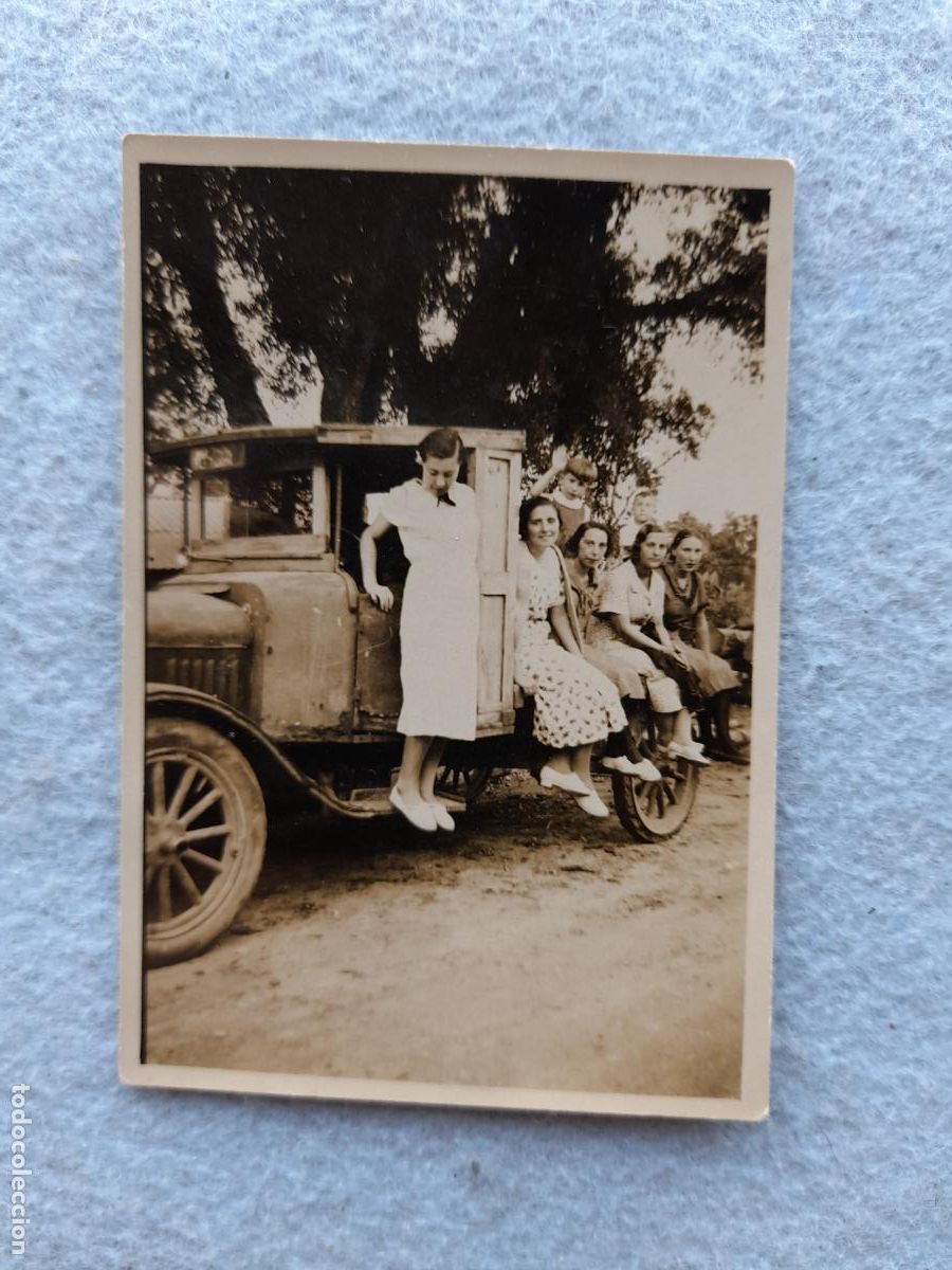 Fotografia antica: Fotograf&iacute;a Antigua de Se&ntilde;oritas en Cami&oacute;n de &Eacute;poca.