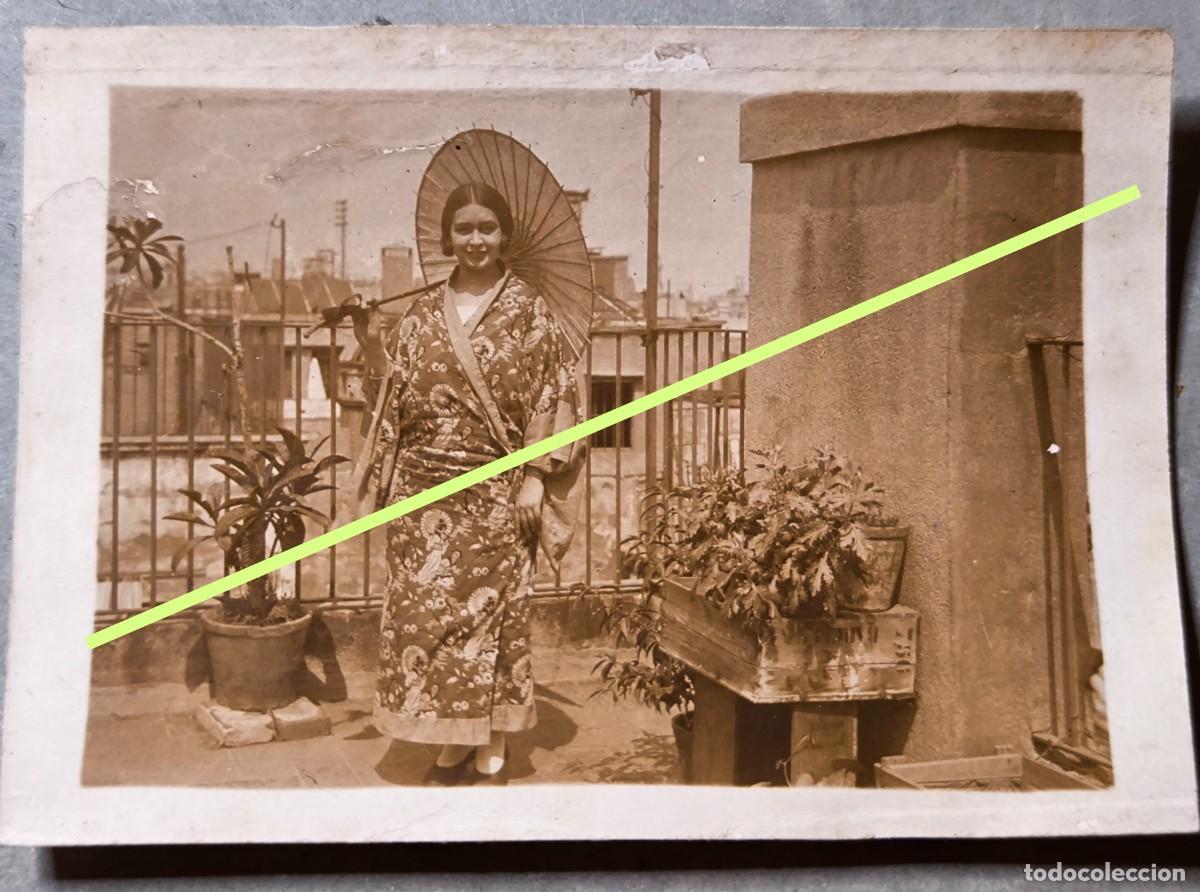 Fotografia antiga: Antigua fotograf&iacute;a. Chica con sombrilla. A&ntilde;os 20.