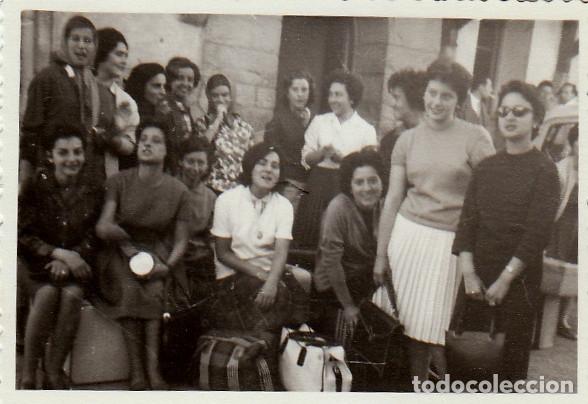 Fotograf&iacute;a antigua: Mujeres con maletas preparadas para el viaje. A&ntilde;os 50-60 nv