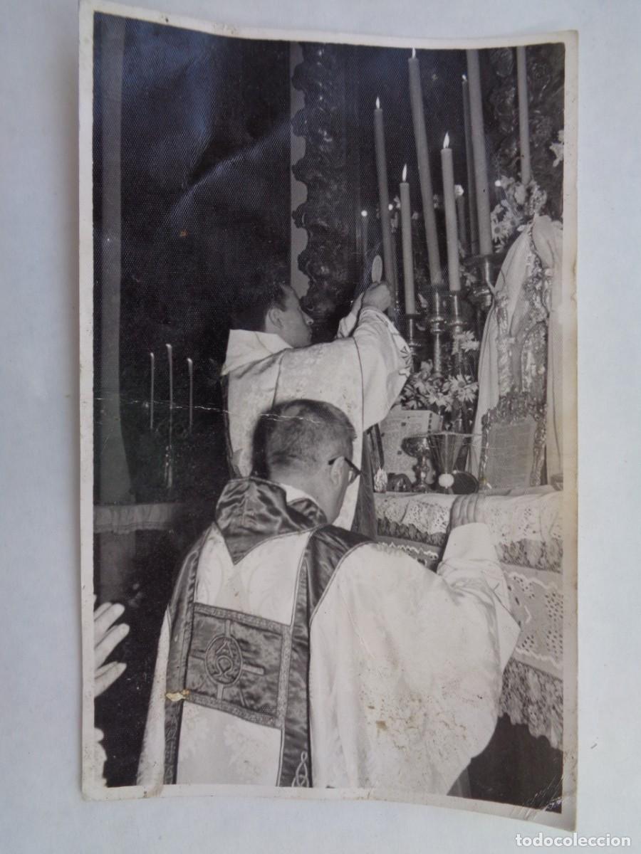 Fotograf&iacute;a antigua: FOTO DE SACERDOTE CELEBRANDO LA EUCARISTIA. DE ARNAIZ, SEVILLA
