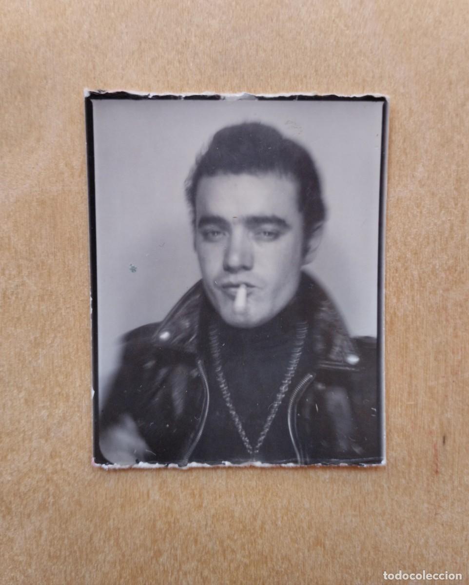 Fotograf&iacute;a antigua: Fotograf&iacute;a antigua de fotomat&oacute;n de un hombre con chaqueta de cuero fumando