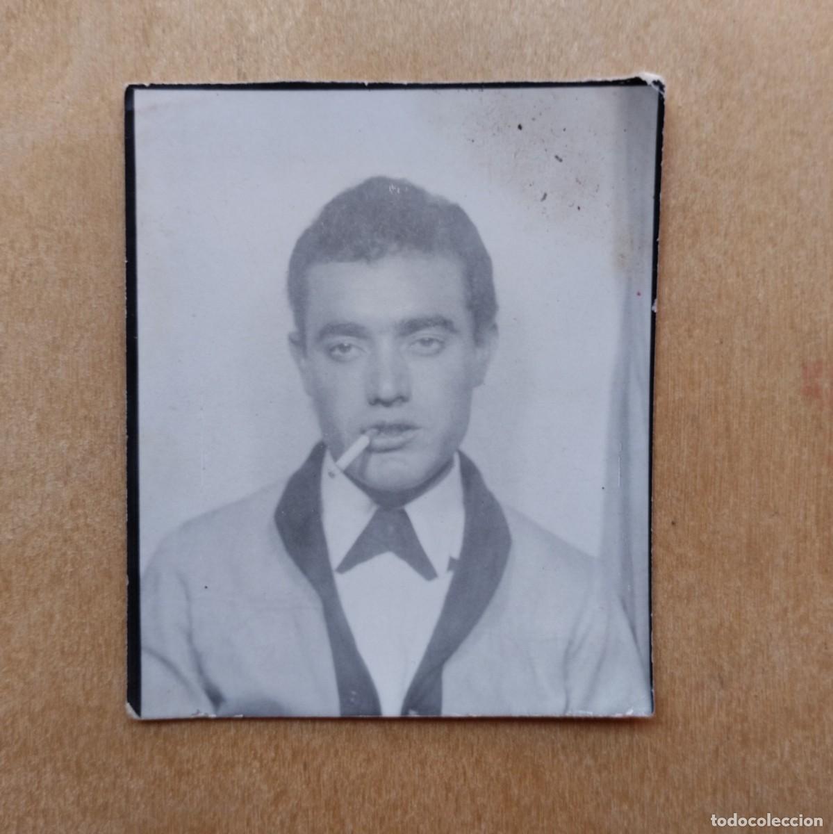 Fotograf&iacute;a antigua: Fotograf&iacute;a antigua de fotomat&oacute;n de un hombre con un cigarro en la boca. Fotomat&oacute;n tama&ntilde;o grande.