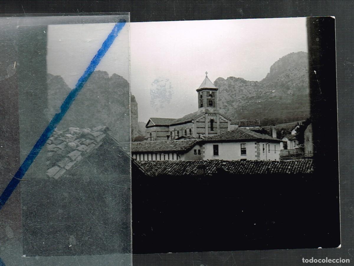 Fotograf&iacute;a antigua: 1968 AGOSTO FOTO B/N IRANZU &iquest;? IGLESIA, TEJADOS Y CASAS (NAVARRA)