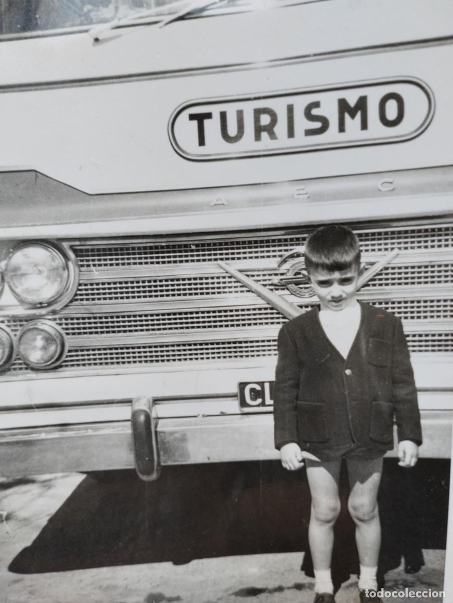 Alte Fotografie: Fotograf&iacute;a antigua de un ni&ntilde;o delante de un autob&uacute;s (Turismo)