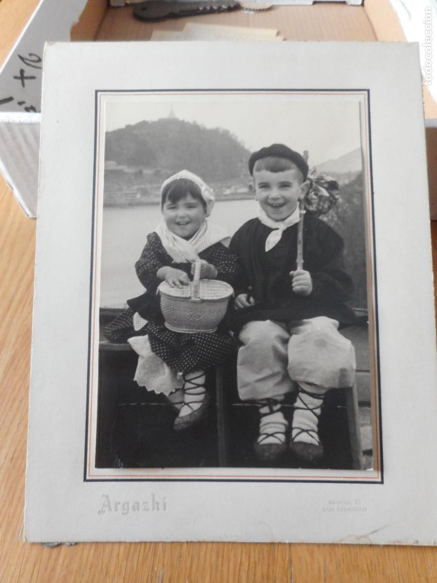 Fotograf&iacute;a antigua: ANTIGUA FOTOGRAFIA NI&Ntilde;OS EN TRAJE TIPICO REGIONAL FLOCLORICO. FOTO ARGAZKI SAN SEBASTIAN A&Ntilde;OS 40?