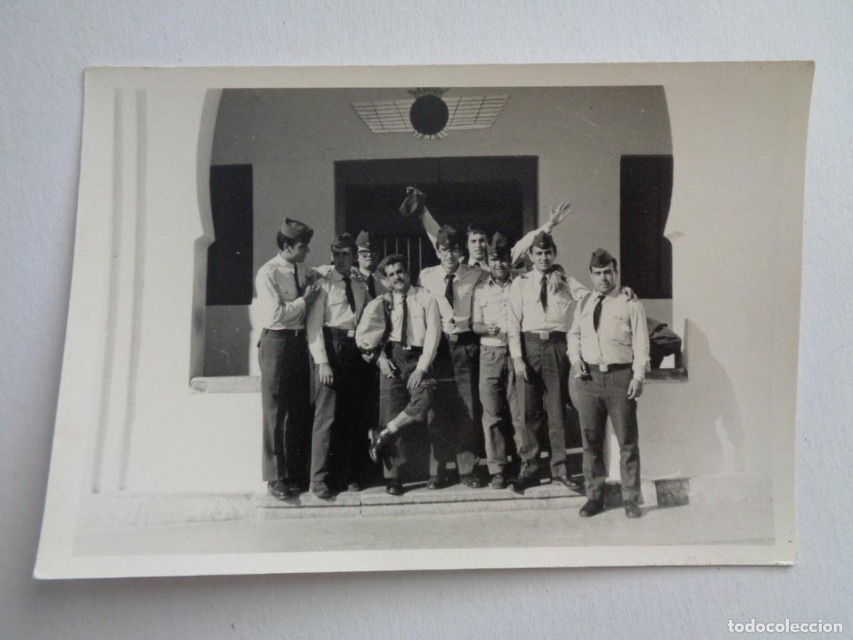 Fotograf&iacute;a antigua: AVIACION : FOTO DE MILITARES DEL EJERCITO DEL AIRE EN LA PUERTA DEL CUARTEL