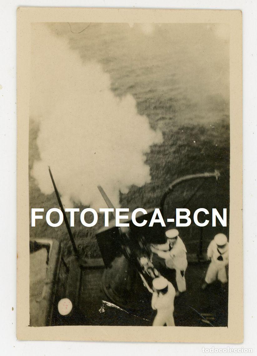 Fotograf&iacute;a antigua: FOTO ORIGINAL CUBIERTA BARCO GUERRA POSIBLEMENTE ARMADA ESPA&Ntilde;OLA MARINEROS DISPARANDO CA&Ntilde;ON A&Ntilde;OS 20