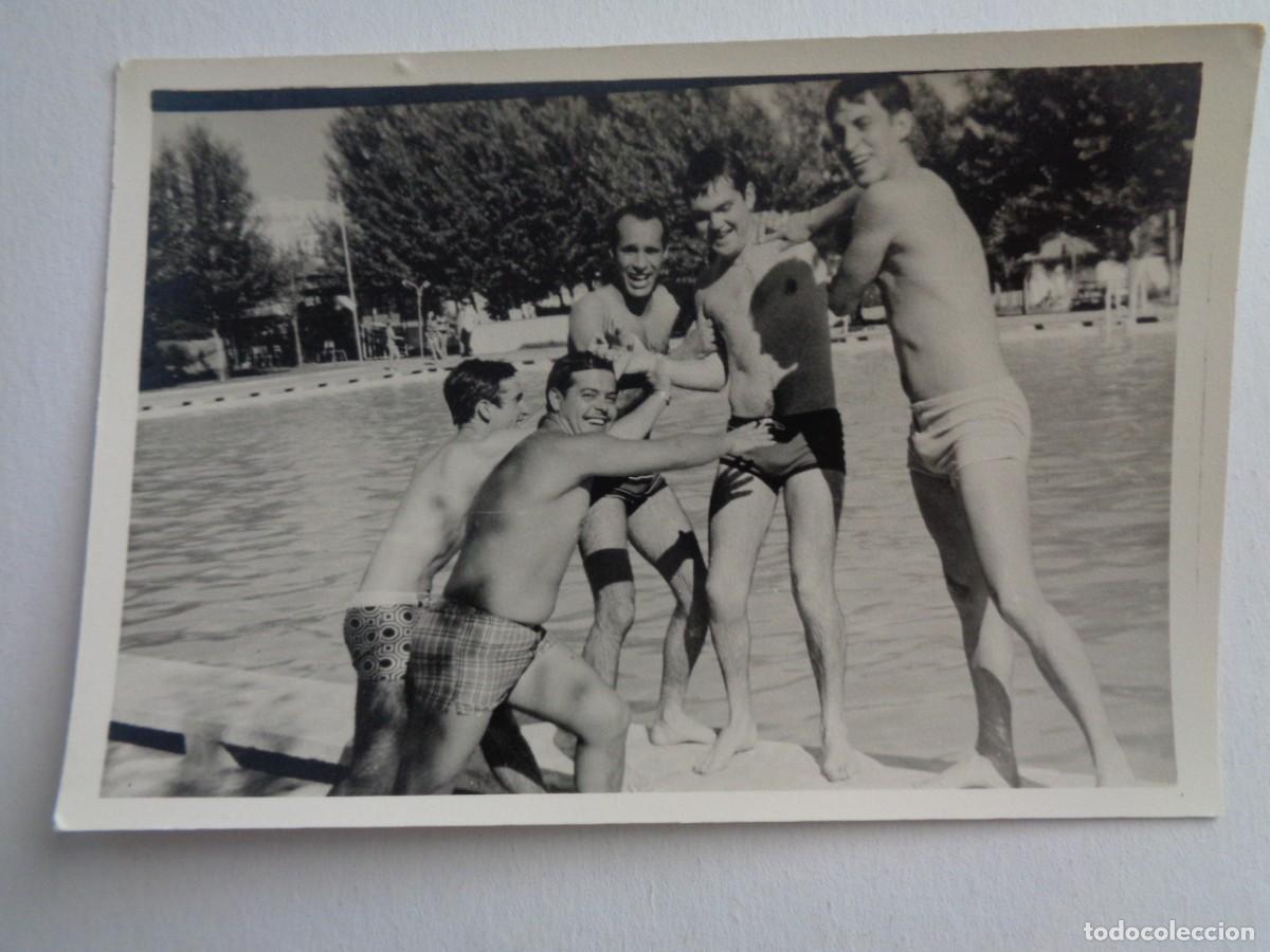 Fotograf&iacute;a antigua: FOTO DE JOVENES EN BA&Ntilde;ADOR EN LA PISCINA , DIVERTIDOS