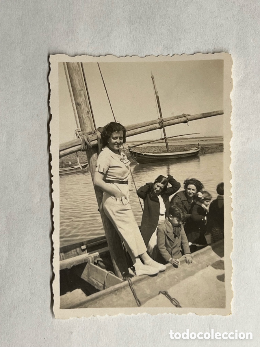 Antique Photography: LA ALBUFERA Valencia.. Fotograf&iacute;a D&iacute;a de Excursi&oacute;n embarcando en el Saler.. Abril de 1935