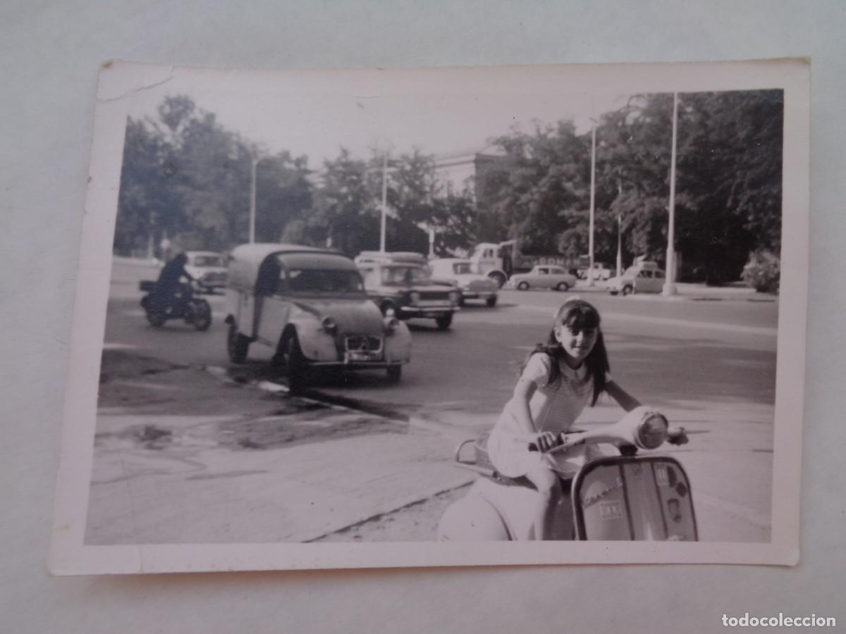 Fotograf&iacute;a antigua: FOTO DE NI&Ntilde;A EN MOTO VESPA Y DETRAS UN COCHE DE EPOCA CITROEN AKS