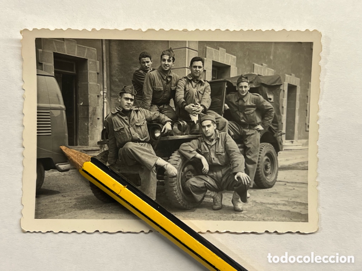 Fotograf&iacute;a antigua: MILITAR. Jeep del Ej&eacute;rcito. Grupo de soldados. Fotografia (h.1955?)