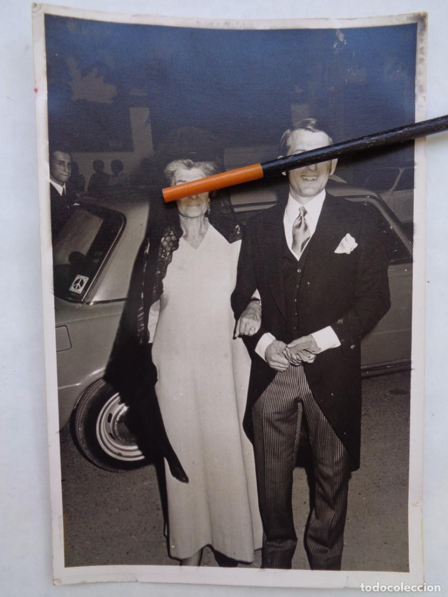 Fotografia antiga: FOTO DE BODA : NOVIO Y MADRINA CON PEINETA y MANTILLA. DE BA&Ntilde;OS, SEVILLA ... 12 X 18 CM
