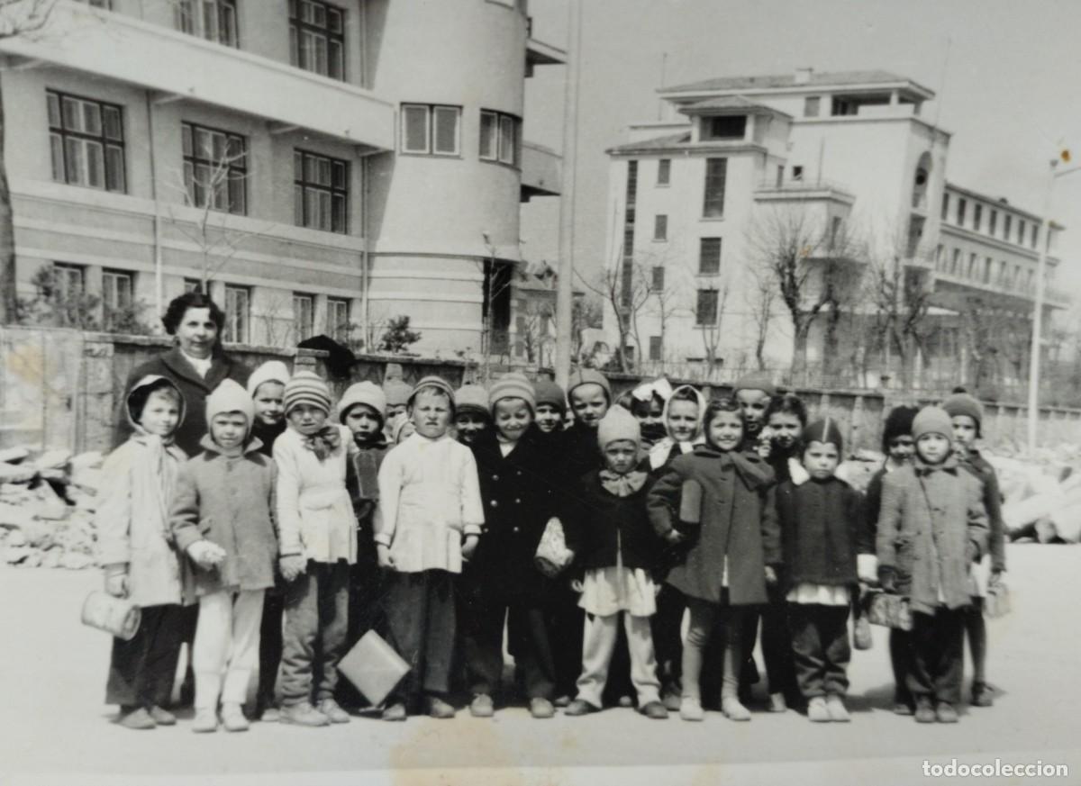 Photographie ancienne: Fotograf&iacute;a antigua de un grupo escolar de ni&ntilde;os y ni&ntilde;as en T&acirc;rgoviște, Ruman&iacute;a. 1960