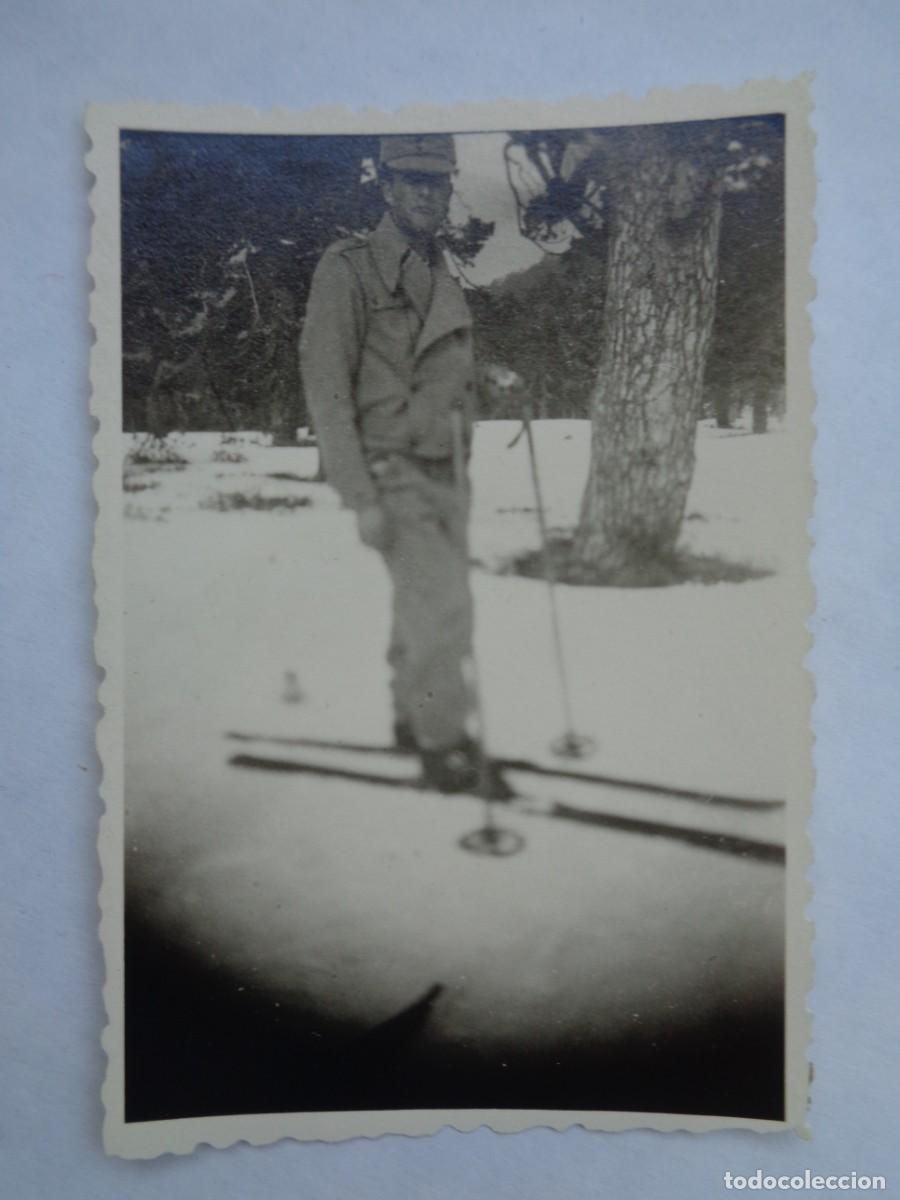 Fotograf&iacute;a antigua: FOTO DE MILITAR ESQUIADOR , CON CAZADORA Y ESQUIES