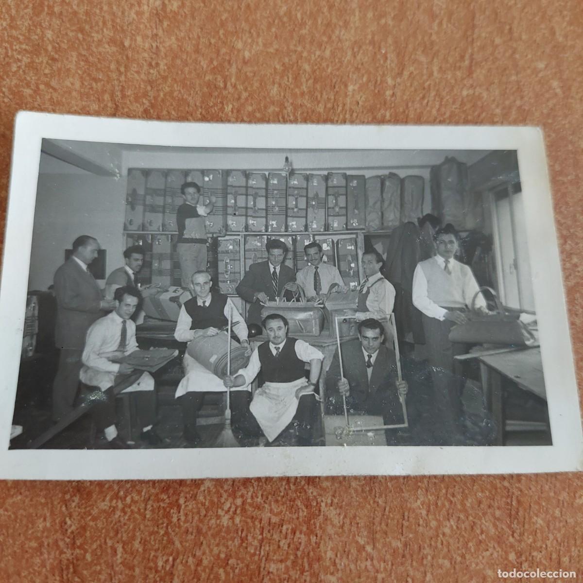 Fotograf&iacute;a antigua: Antigua foto fabrica de maletas