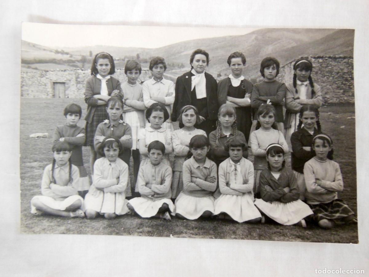 Fotografia antica: FOTOS DE COLEGIALES, LAS NI&Ntilde;AS CON SU MAESTRA.