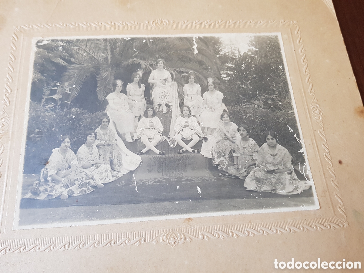 Fotograf&iacute;a antigua: Falleras con trajes regionales