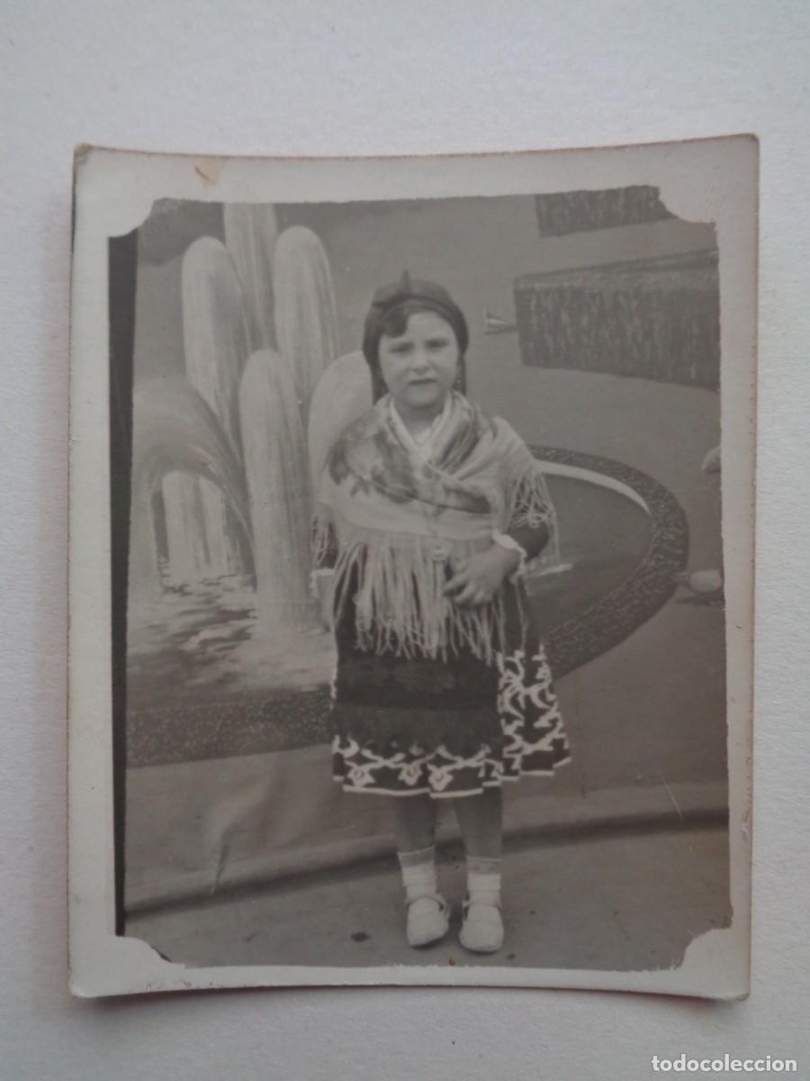 Fotograf&iacute;a antigua: MINUTERO DE FOTOGRAFO DE FERIA : NI&Ntilde;A VESTIDA CON TRAJE REGIONAL, FONDO DECORADO . A&Ntilde;OS 40