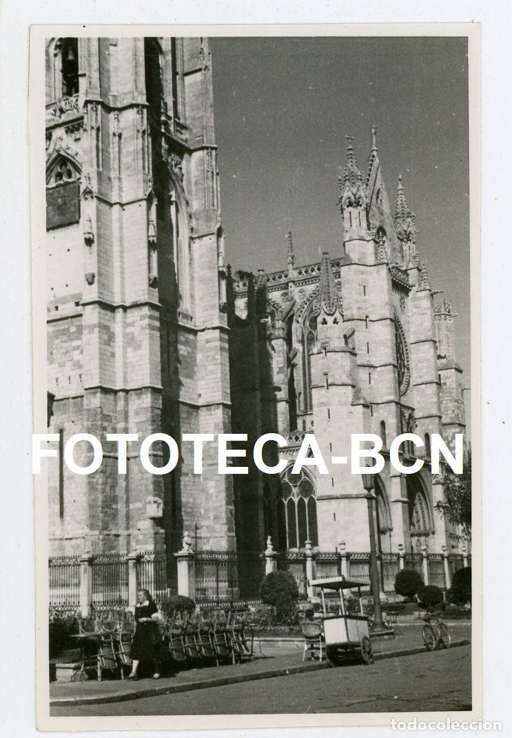 Fotograf&iacute;a antigua: FOTO ORIGINAL LEON VISTA DE LA CATEDRAL TERRAZA CARRITO HELADOS REFRESCOS A&Ntilde;OS 50
