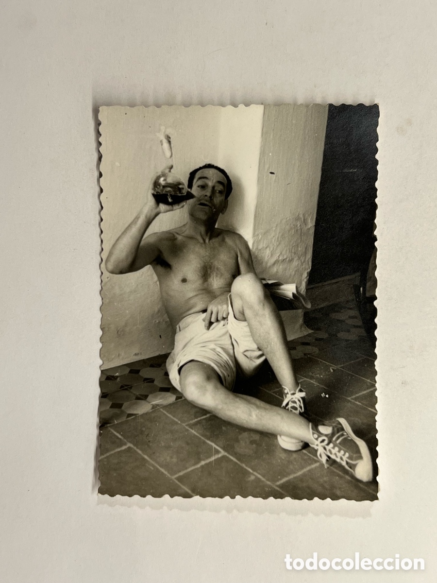 Fotograf&iacute;a antigua: FOTOGRAF&Iacute;A.. D&aacute;ndole al Porron.. el vino que tiene Asuncion no es blanco, ni tinto &hellip; (h.1960?)