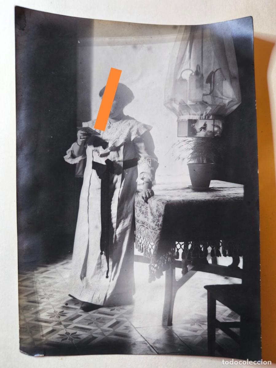 Antique Photography: Antigua fotograf&iacute;a. Mujer valenciana, junto a la l&aacute;mpara. Principio siglo XX.