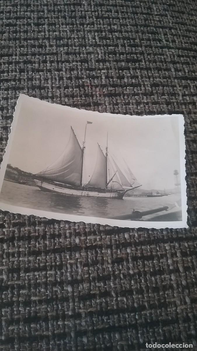 Fotografia antiga: Peque&ntilde;a fotograf&iacute;a a&ntilde;os 40. Velero