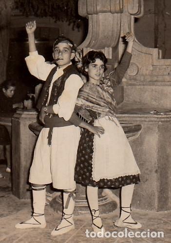Fotograf&iacute;a antigua: Aragoneses con traje regional, bailando una jota. A&ntilde;os 50-60. h aa