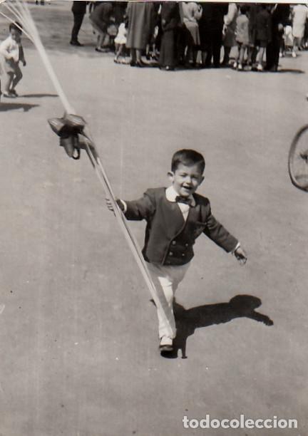 Fotograf&iacute;a antigua: Ni&ntilde;o con una palmatoria de Semana Santa. A&ntilde;os 50. h aa