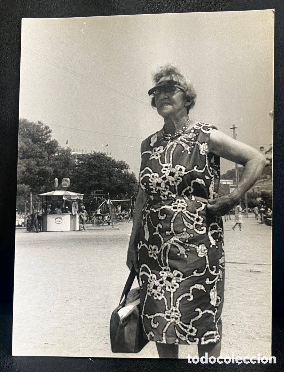 Fotografia antiga: FOTOGRAF&Iacute;A: TURISTA EN SANT FELIU DE GUIXOLS - FOTO JORDI RABELL - 23,8 X 17,8 CM