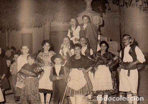 Fotograf&iacute;a antigua: Rondalla. Grupo de baile. Aragoneses con traje regional. A&ntilde;os 50-60. h aa