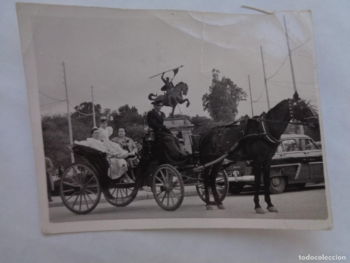 Fotografia antiga: MINUTERO DE FOTOGRAFO DE FERIA : NI&Ntilde;A VESTIDA DE FLAMENCA EN COCHE CABALLO CON FAMILIA