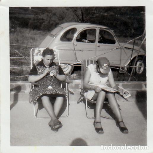 Fotograf&iacute;a antigua: Domingueras. Pasando el d&iacute;a en el campo con el Citro&euml;n 2 CV. A&ntilde;os 60. h aa