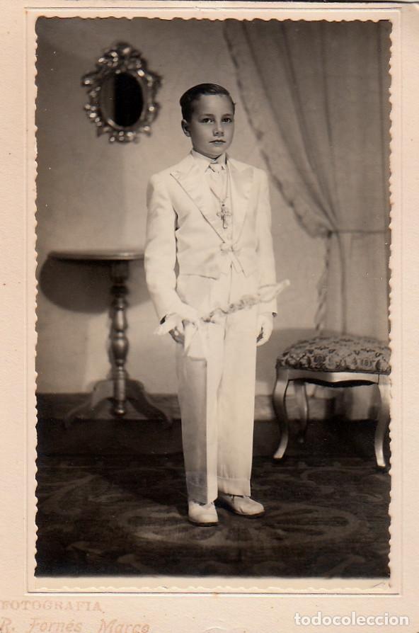 Fotograf&iacute;a antigua: Escaso fot&oacute;grafo R. Forn&eacute;s Marco. Ni&ntilde;o de Comuni&oacute;n con traje de raso. A&ntilde;os 40. h aa